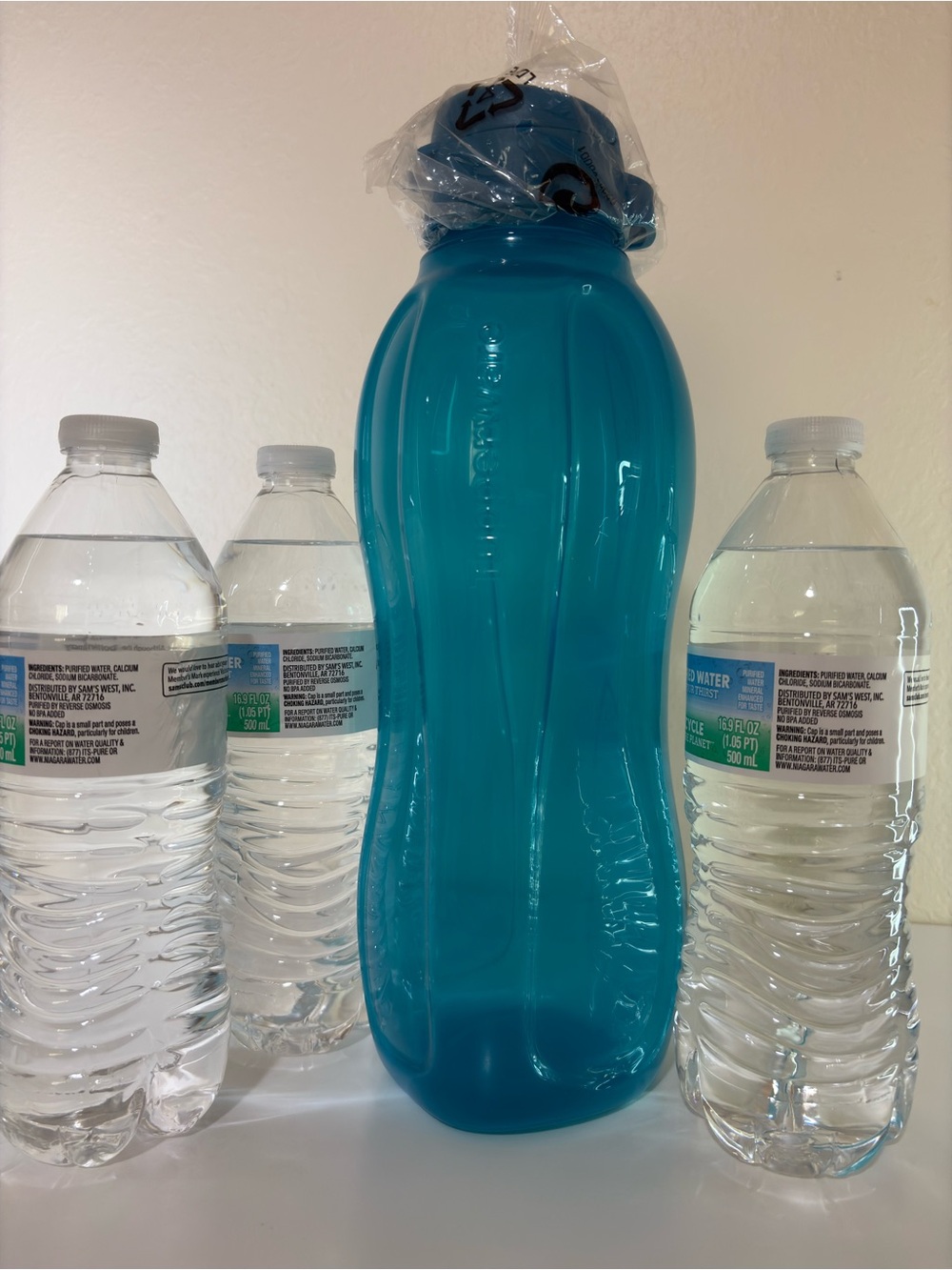 New Tupperware  Eco twist 1.5L / 6 cups blue peacock Water Bottle with handle.